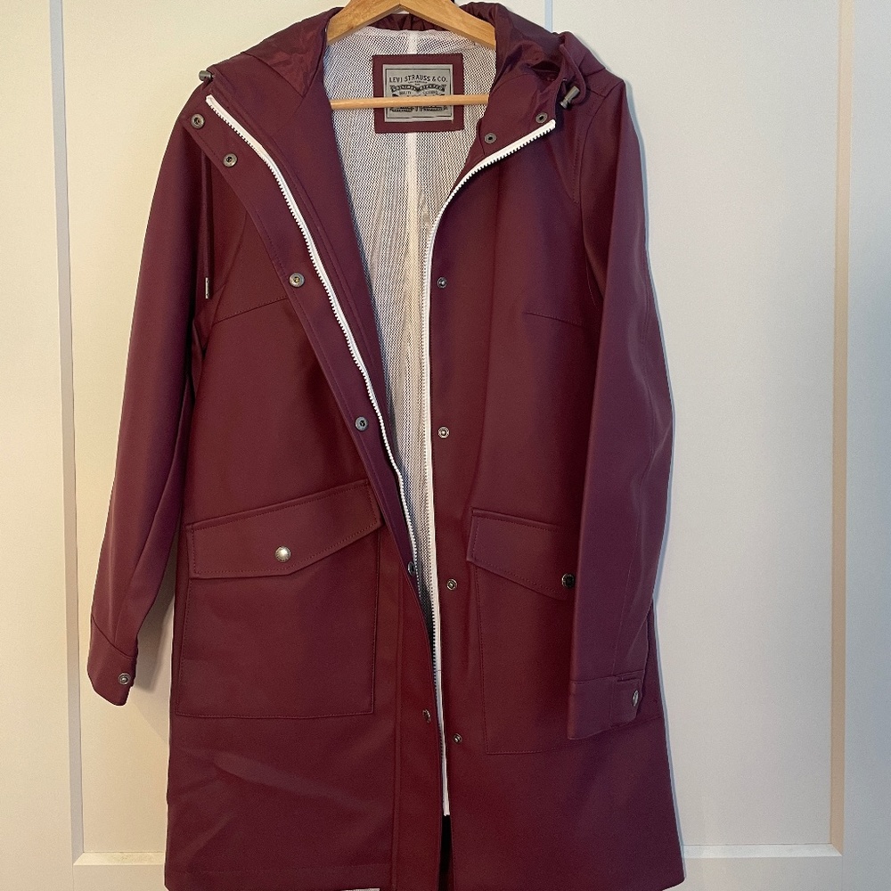 Levi’s Water Repellent Lightweight Hooded Raincoat Color Wine Size S